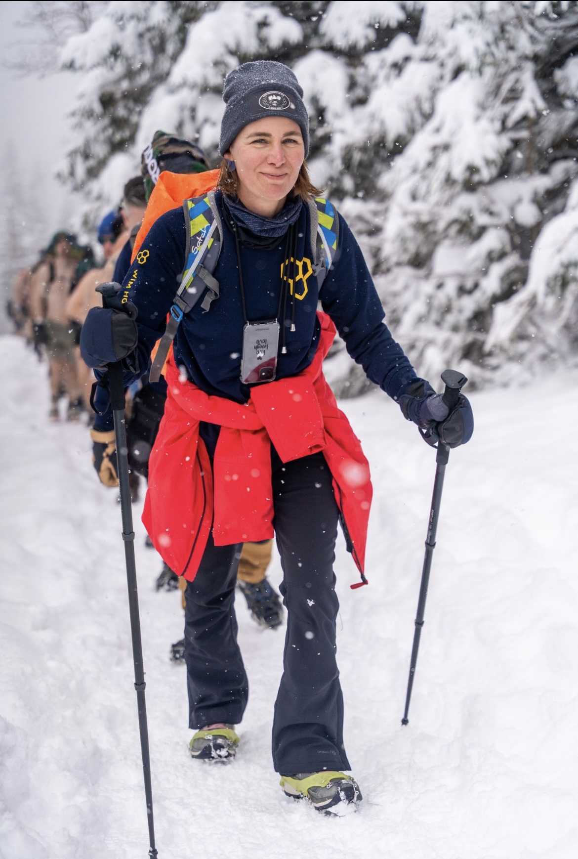 Foto genomen een half jaar na de diagnose, ik begeleidde 25 mensen in short naar de top van de Snezka in Polen. Samen met mijn groep beklommen we niet alleen de berg, maar ook onze innerlijke berg. Elke stap naar boven bracht ons niet alleen dichter bij de top, maar ook dichter bij onszelf.
